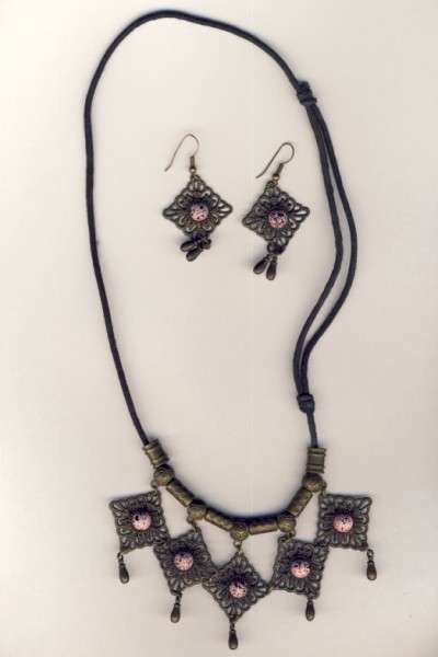 Brass ethnic necklace with earrings - CRAZY WEDNESDAY