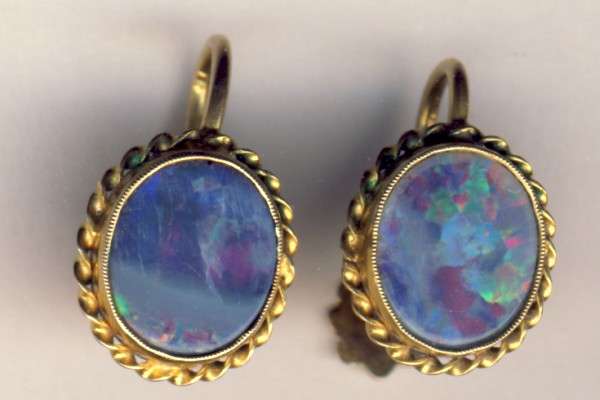 9 Karat gold earrings with Opal - as per scan