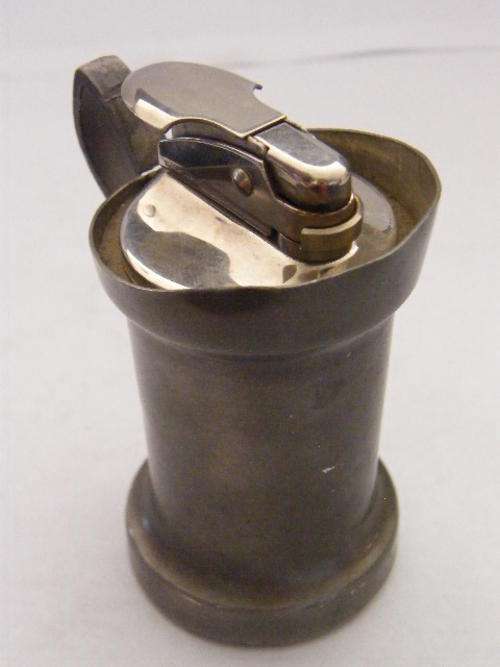Gas / Flint table lighter - 7.5 x 4cm