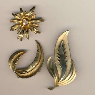 Brooches Lot of 3 gold colour brooches as per scan