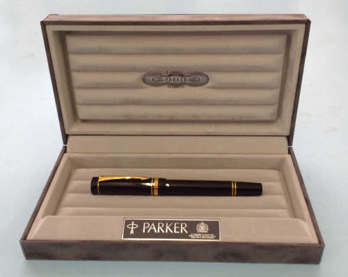 Parker Duofold Fountain Pen as new in a presentation box see scans ,price includes postal costs)