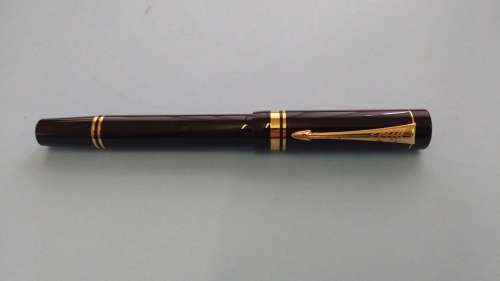 Parker Duofold Fountain Pen as new in a presentation box see scans ,price includes postal costs)