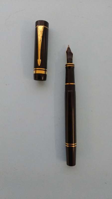 Parker Duofold Fountain Pen as new in a presentation box see scans ,price includes postal costs)