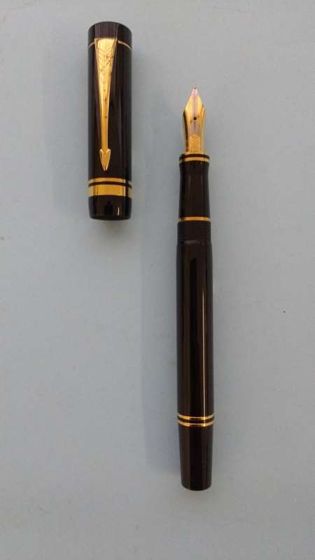 Parker Duofold Fountain Pen as new in a presentation box see scans ,price includes postal costs)