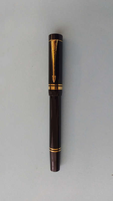 Parker Duofold Fountain Pen as new in a presentation box see scans ,price includes postal costs)