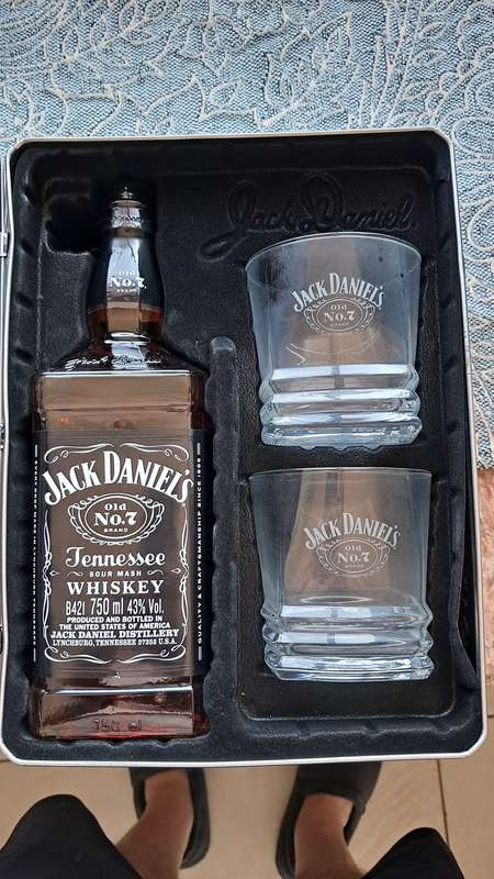 Jack Daniels Tin With No 7 and glasses