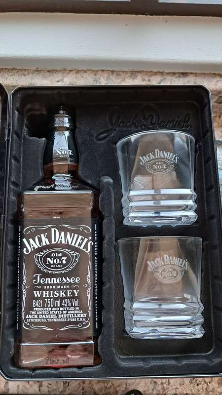 Jack Daniels Tin No 7  with Glasses