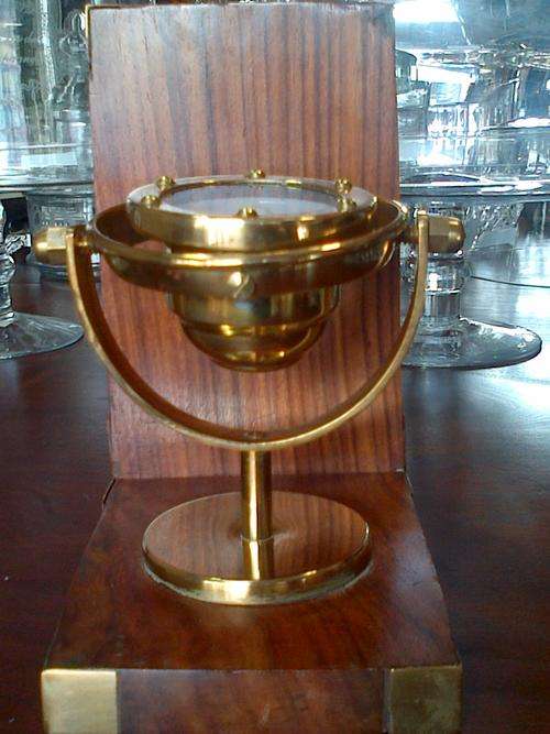 AMAZING DISPLAY COMPASS IN BRASS AND WOOD