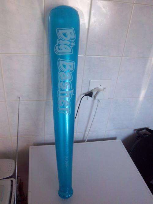 Inflatable pool basher toy