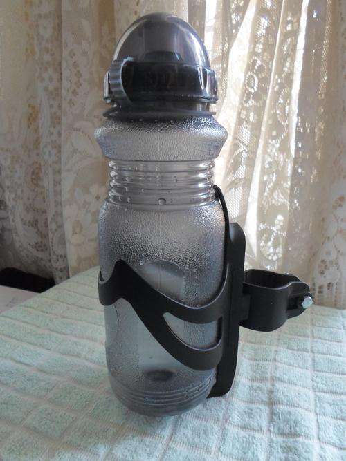 Cycling Water Bottle With Cage and Fastener. 700ml