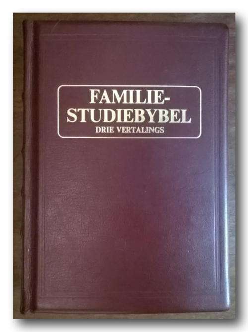 Familie Studiebybel 3 translations in maroon leather