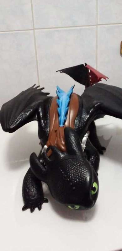 Official Genuine Huge Dreamworks `How to train your Dragon` in near mint condition.
