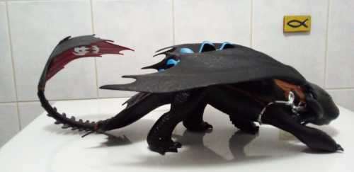 Official Genuine Huge Dreamworks `How to train your Dragon` in near mint condition.