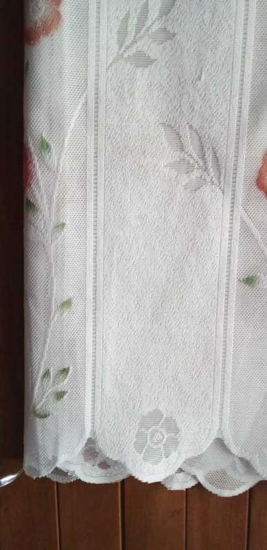 1 x Wide Lace Curtain