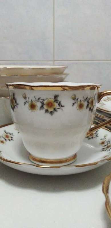 Lovely 16 Piece Tea Set
