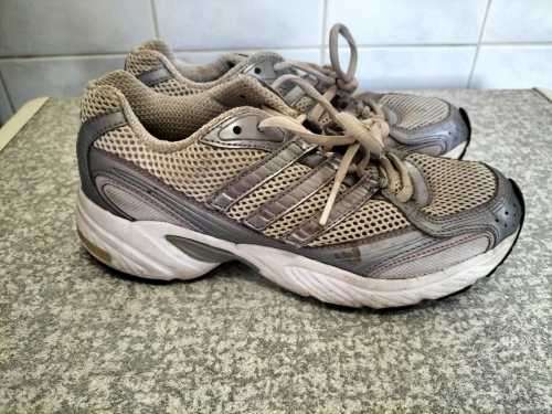 Pair of Ladies Adidas Shoes in Good Condition. Size US5.5 UK 4