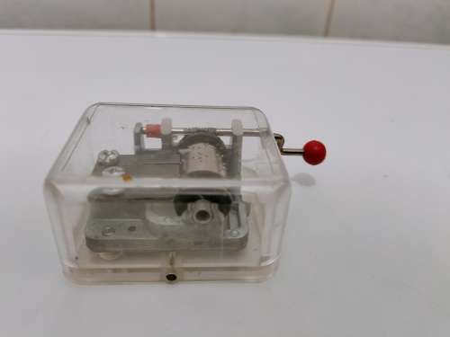 Superb Handheld Happy Birthday Music Box (Hand crank)