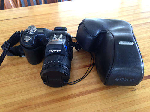 Sony Cybershot DSC-F828 8MP DSLR camera with accessories