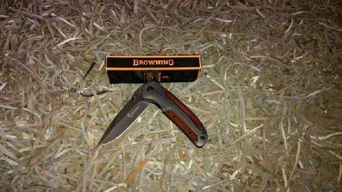 Browning DA43 folding hunting Knife 440C blade 57HRC; steel + wood handle