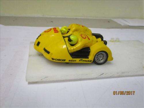 1/32 SCALE SCALEXTRIC BIKE AND SIDECAR