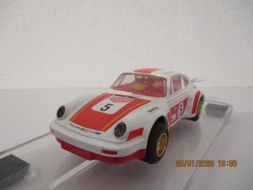 1/32 SCALE SCALEXTRIC SLOT CAR PORSCHE WITH LIGHTS