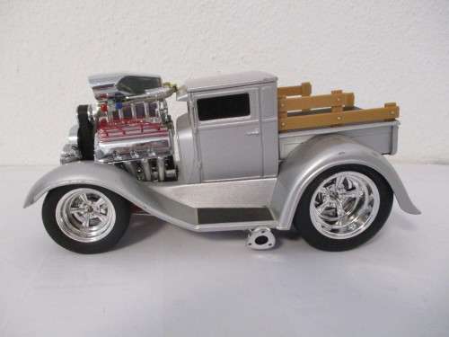1/18 SCALE MUSCLE MACHINES DIE CAST FORD HOTROD