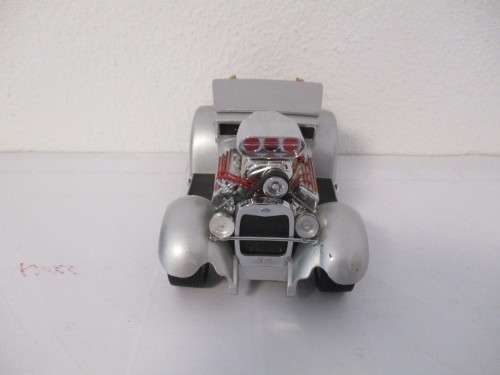 1/18 SCALE MUSCLE MACHINES DIE CAST FORD HOTROD