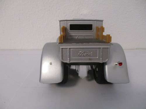 1/18 SCALE MUSCLE MACHINES DIE CAST FORD HOTROD