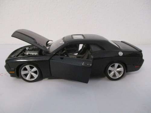 1/24 SCALE MAISTO DIE CAST DODGE CHALENGER SRT (MIRRORS MISSING)