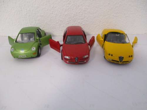 1/32 SCALE DIE CAST CARS BEETLE(KINSMART) AND 2X ALFAS