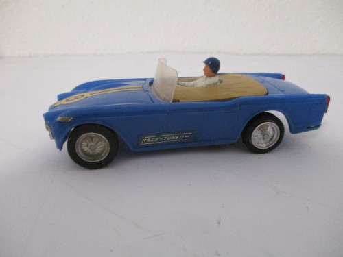 1/32 SCALE SCALEXTRIC SLOT CAR TRIUMPH TR4 (SPARES OR REPAIRS)