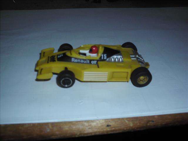 1:32 SCALE SLOT CAR - SCALEXTRIC F1 RENAULT