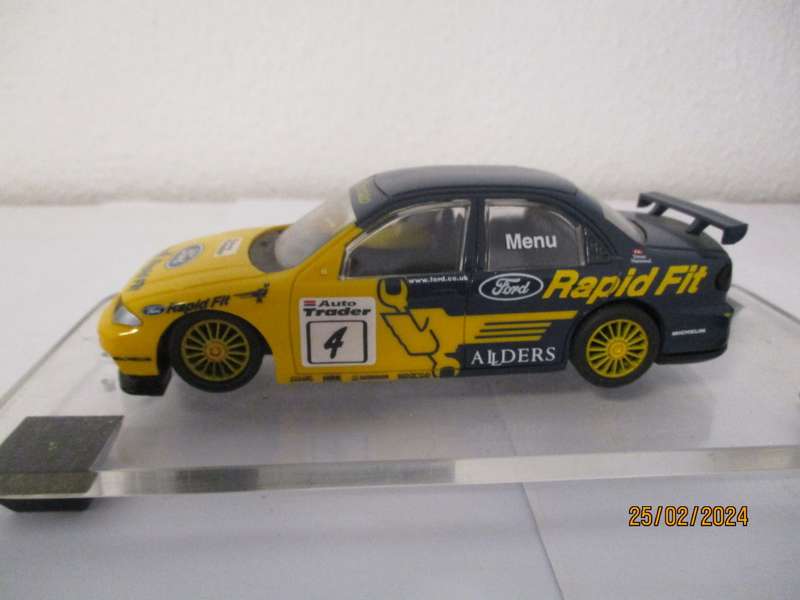 1/32 SCALE HORNBY SLOT CAR FORD MONDEO