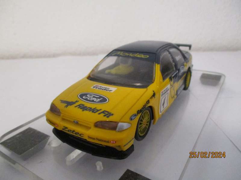 1/32 SCALE HORNBY SLOT CAR FORD MONDEO
