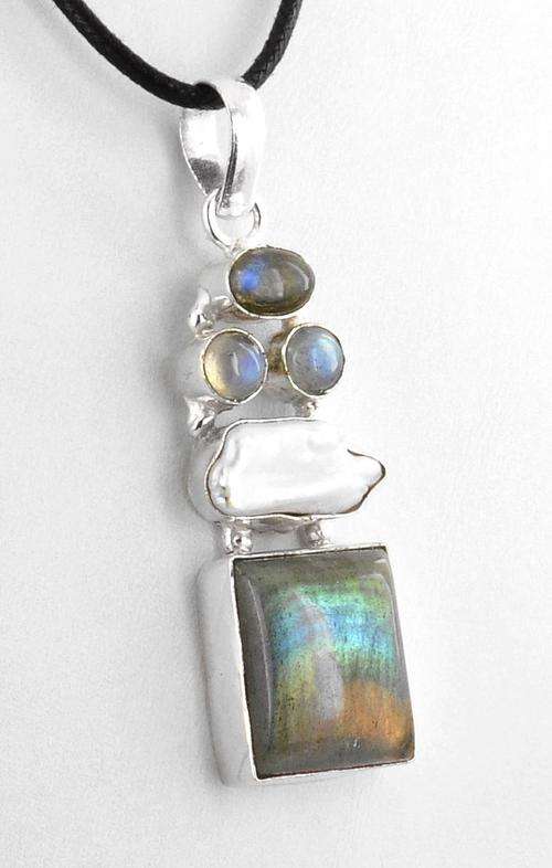12 Gm Labradorite Gemstone Silver Pendant