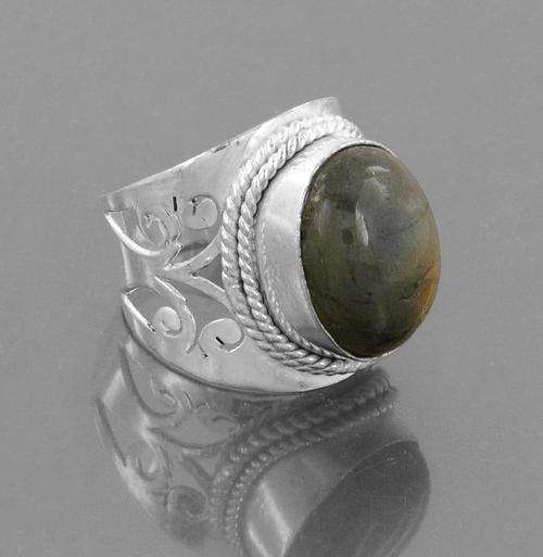 7 Gm Labradorite Gemstone Ring in Silver Alloy