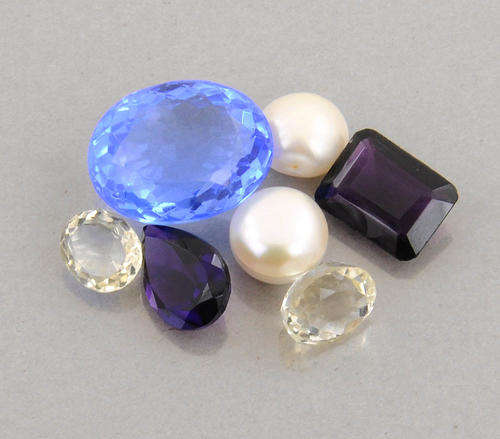 61.85 Ct Certified Quartz and Pearl Gemstone Lot