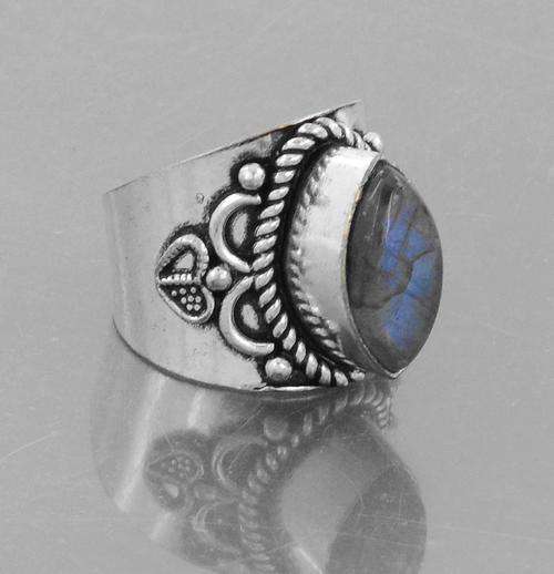 Elegant Labrodorite Gemstone Ring in Silver of Alloy