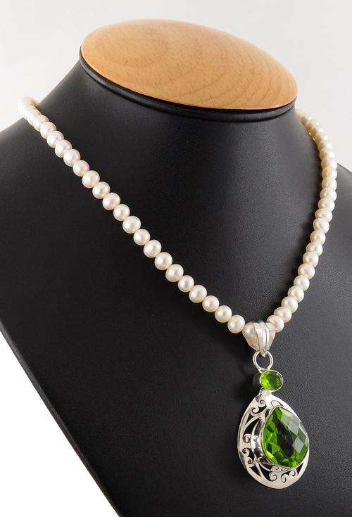 32.5 Gm Pearl Gemstone Beaded Neclace With Silver Pendant
