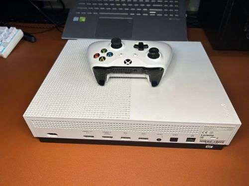 Xbox One S 1TB & 1 controller, FIFA 2017
