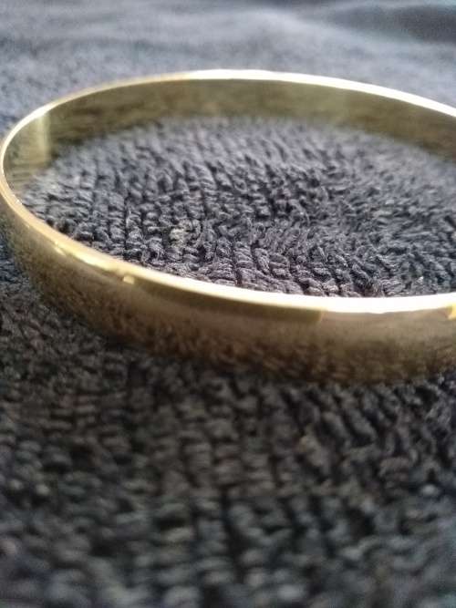 Beautiful 9kt GOLD HEAVY  Bangle