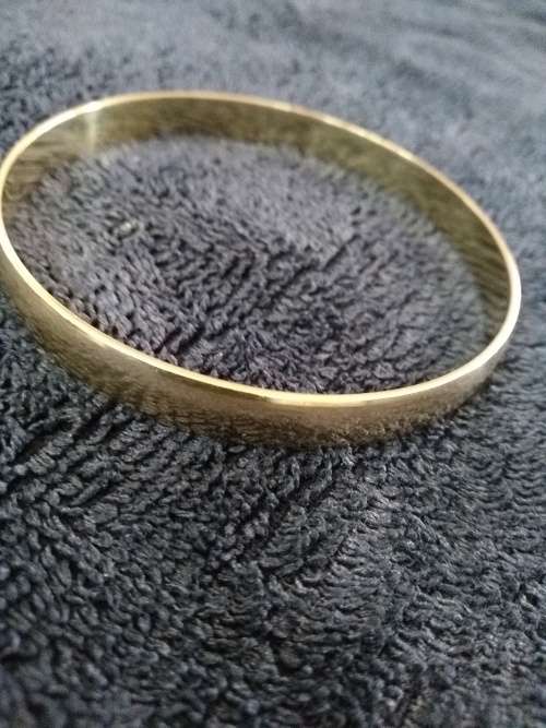 Beautiful 9kt GOLD HEAVY  Bangle