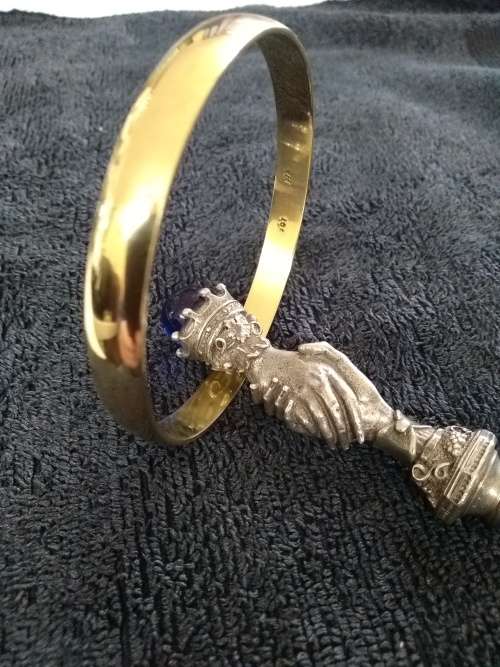 Beautiful 9kt GOLD HEAVY  Bangle