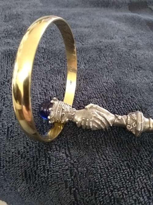 Beautiful 9kt GOLD HEAVY  Bangle