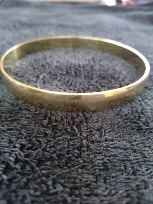 Beautiful 9kt GOLD HEAVY  Bangle