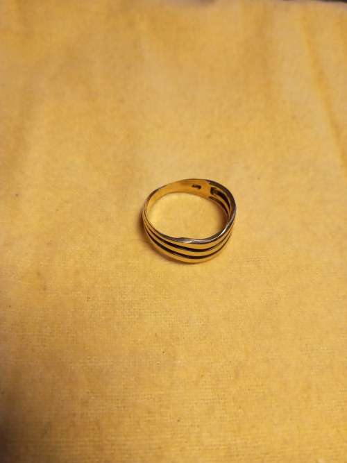 Gold Ring 9ct ladies . Beautiful piece ..PLEASE READ