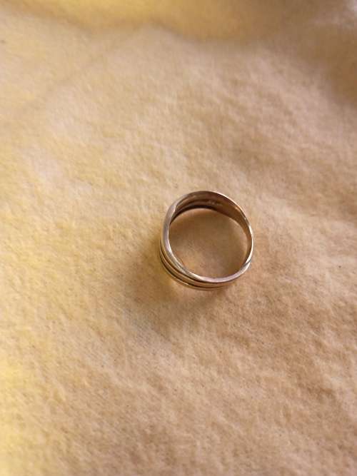 Gold Ring 9ct ladies . Beautiful piece ..PLEASE READ