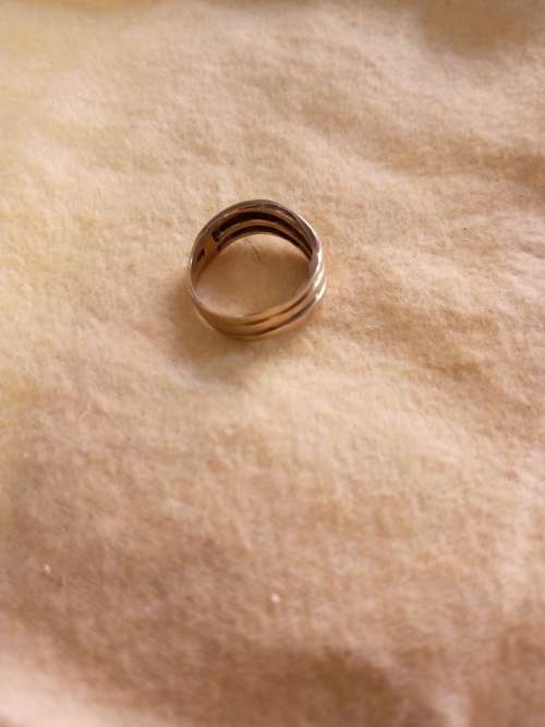 Gold Ring 9ct ladies . Beautiful piece ..PLEASE READ