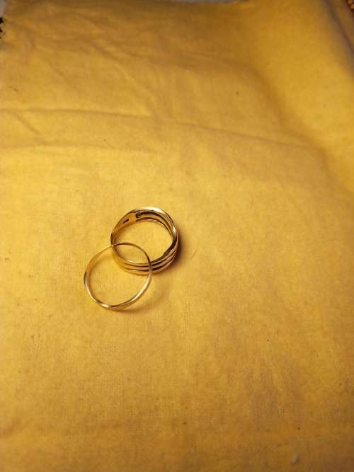 Gold Ring 9ct ladies . Beautiful piece ..PLEASE READ