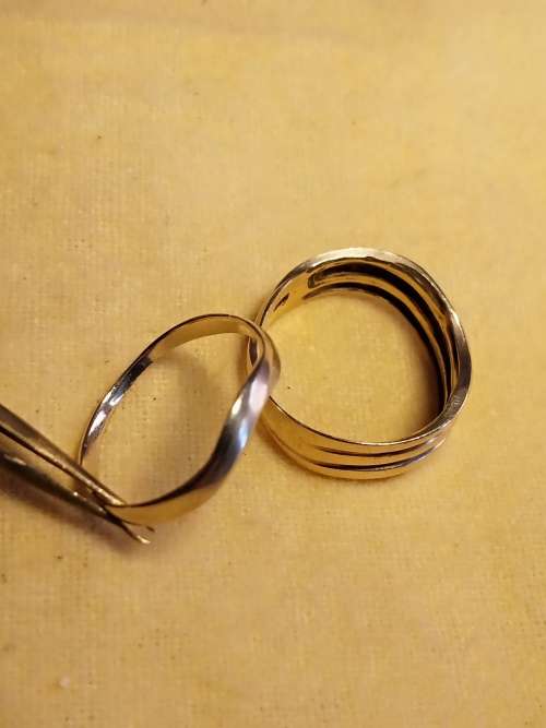Gold Ring 9ct ladies . Beautiful piece ..PLEASE READ